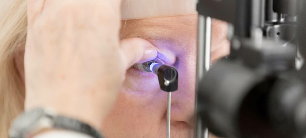 Foto en primer plano de una mujer de la tercera edad recibiendo un estudio de la vista para detectar glaucoma y nervio óptico