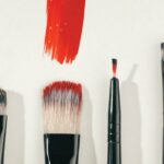 brochas para aplicar cosméticos alineadas horizontalmente sobre fondo blanco