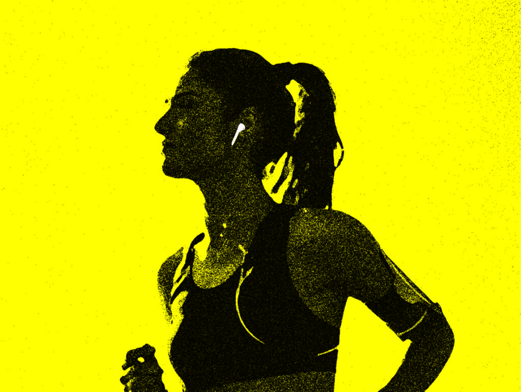 Mujer joven corriendo, escuchando música con auriculares, ejercicio y salud visual
