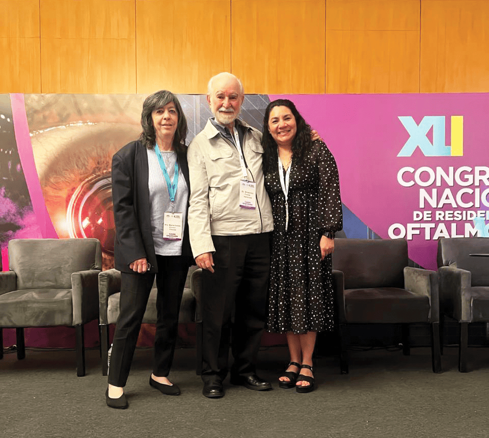 Dra. Arroyo Yllanes, Dr. Fonte Vazquez y Dra. Hernandez Salazar, asistentes del Congreso Nacional de Residentes de Oftalmología, posando sonrientes ante la cámara.